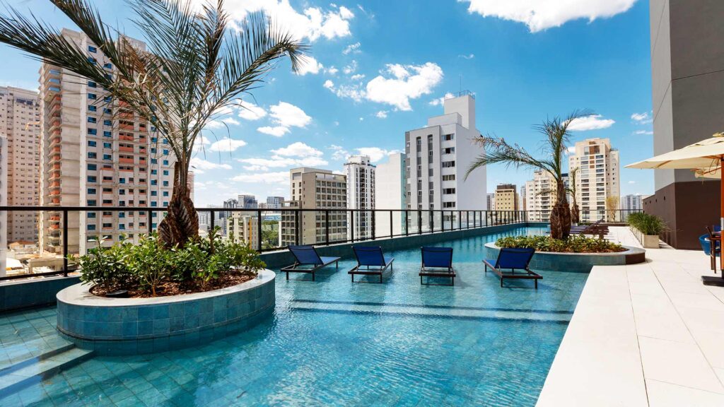 Piscina com deck molhado